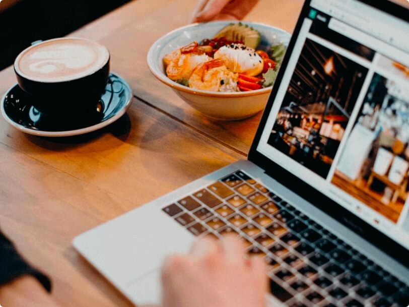 Menschen am Tisch mit Laptop