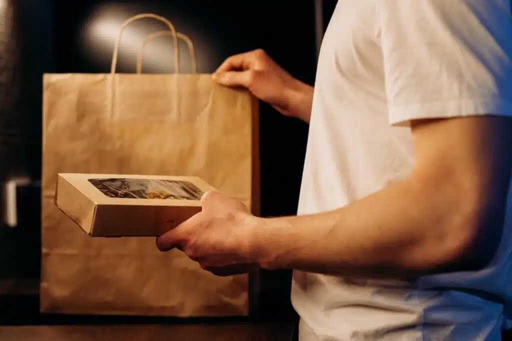 Mann mit Delivery Pappschachtel
