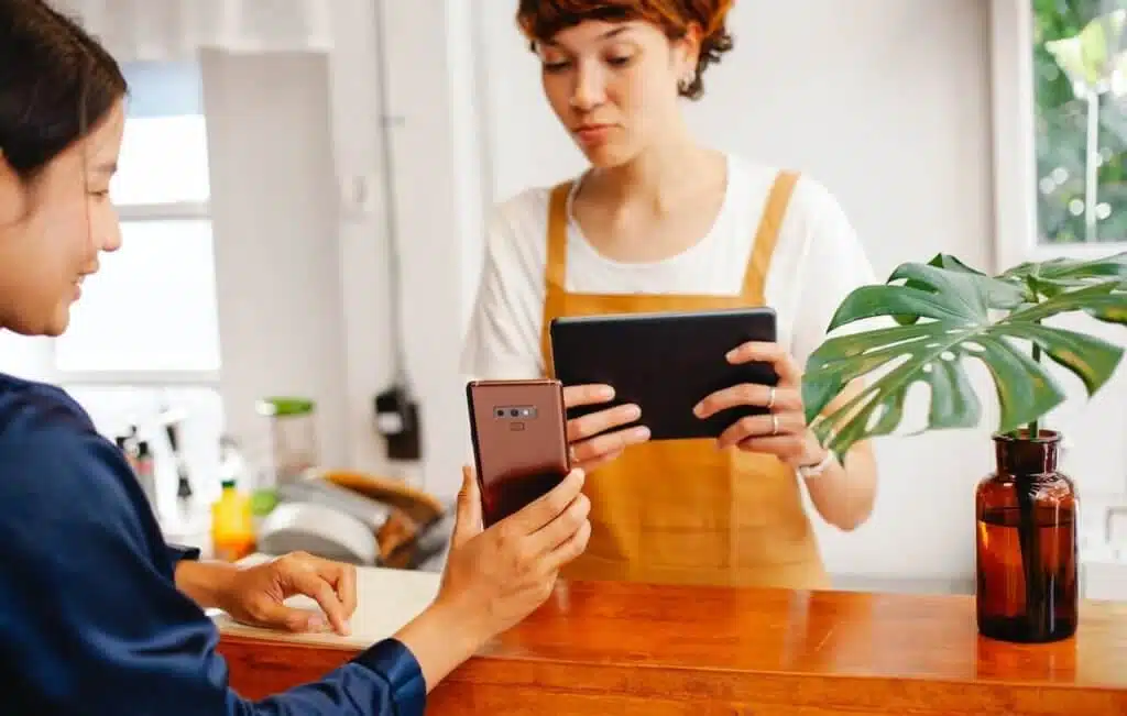 Frau mit iPad Kasse in der Hand