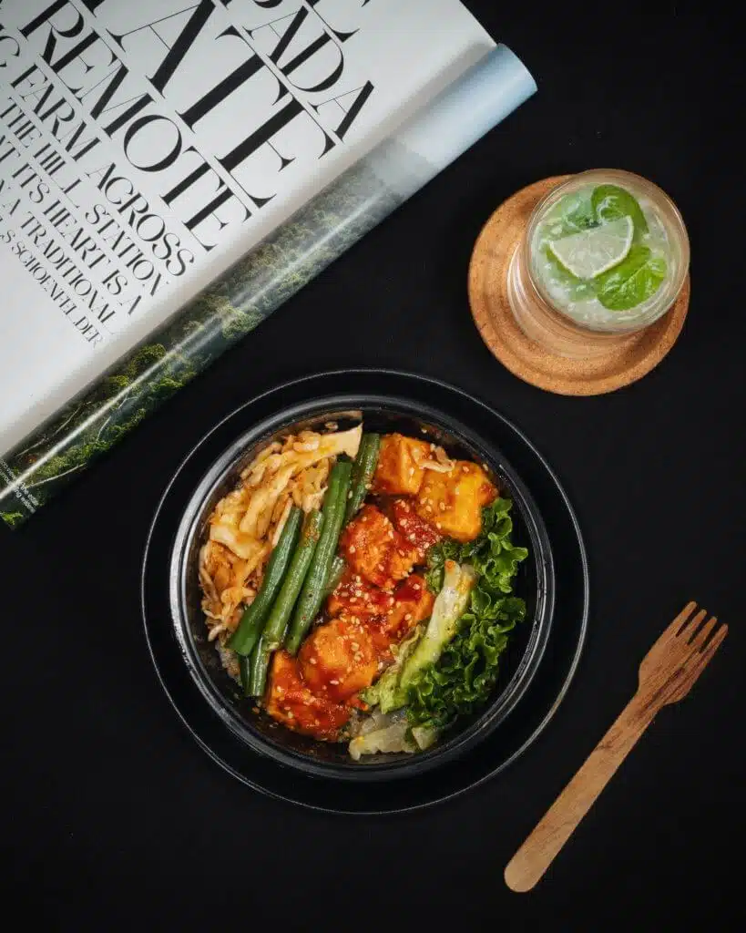 Bowl mit essen neben einem Magazin